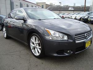  Nissan Maxima -