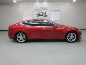  Tesla Model S - Performance