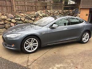  Tesla Model S tech pkg