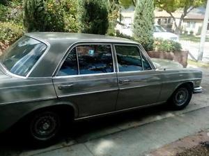  Mercedes-Benz 200-Series