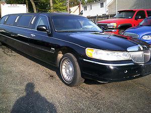  Lincoln Town Car Signature Sedan 4-Door