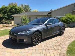  Tesla Model S -