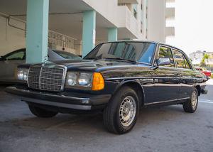  Mercedes-Benz 300-Series Sedan