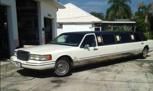  Lincoln Town Car Luxury Limousine
