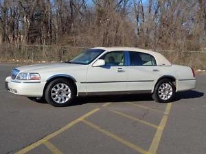  Lincoln Town Car Signature Limited LOADED!