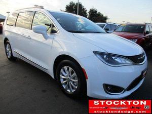  Chrysler Pacifica Touring-L *Previous Daily Rental For