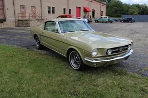  Ford Mustang Fastback / Honey Gold