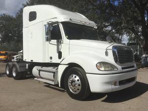  Freightliner Columbia 120 Conventional Sleeper in