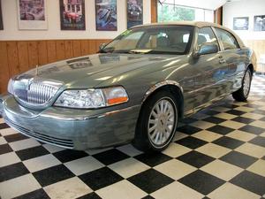  Lincoln Town Car Signature 4DR Sedan