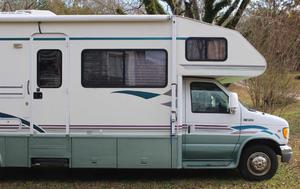  Winnebago Minnie Winnie DL Class C