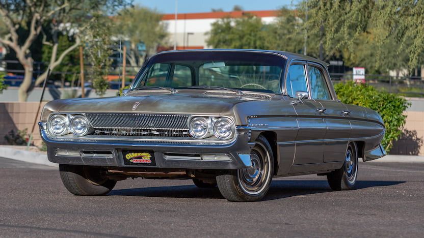  Oldsmobile Dynamic 88 Celebrity Sedan