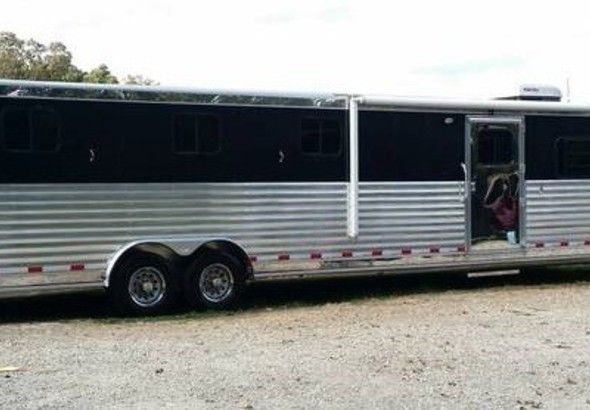 Integrity 5 Horse Trailer With Living Quarters