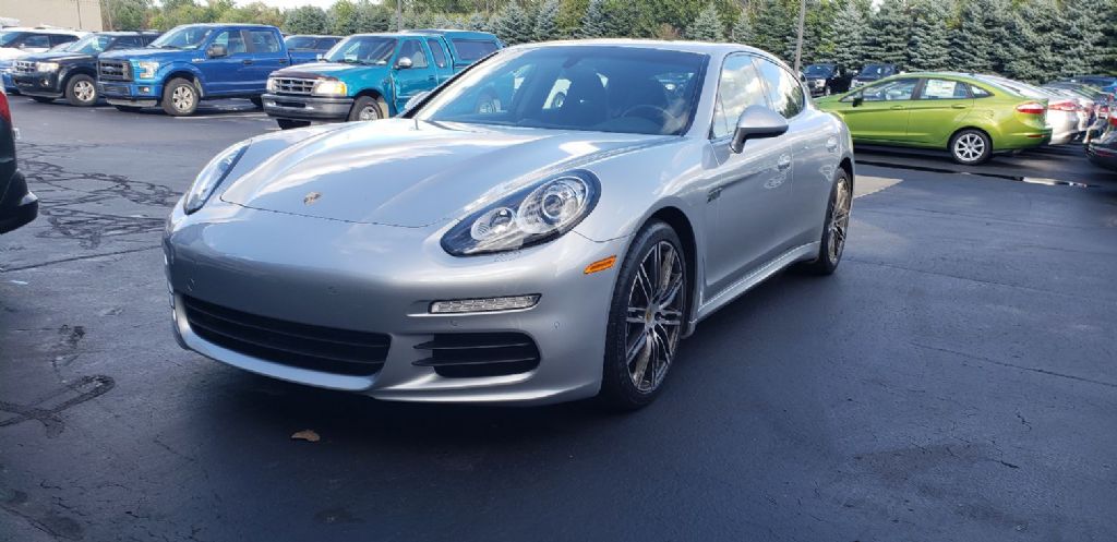  Porsche Panamera 4