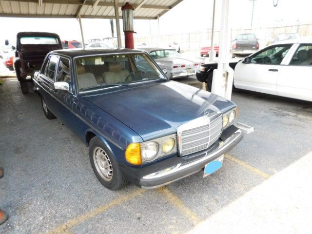  Mercedes-Benz 240 Series 240D Sedan