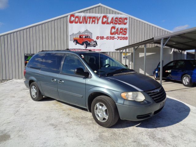  Chrysler Town & Country Mini Van